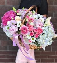 Композиция солнечный день в Гирьях Цветочная композиция из Розы, Хризантемы, Пионы и Лизиантусы в корзине в Гирьях